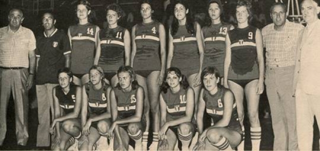 Nazionale femminile italiana juniores 1974. Si riconoscono il prof.Vinci che diventerà presidente della FIP, Benveuti (all.) e Pagnini (vice all.)